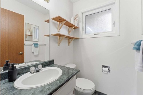 8119 Ranchview Drive Nw, Calgary, AB - Indoor Photo Showing Bathroom