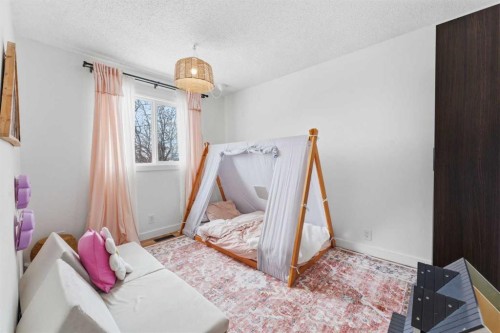8119 Ranchview Drive Nw, Calgary, AB - Indoor Photo Showing Bedroom