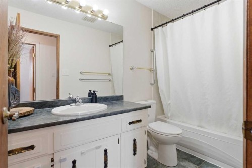 8119 Ranchview Drive Nw, Calgary, AB - Indoor Photo Showing Bathroom