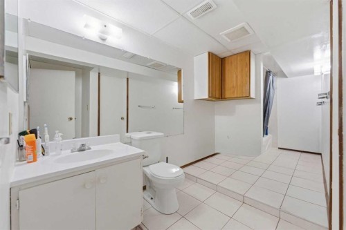 8119 Ranchview Drive Nw, Calgary, AB - Indoor Photo Showing Bathroom
