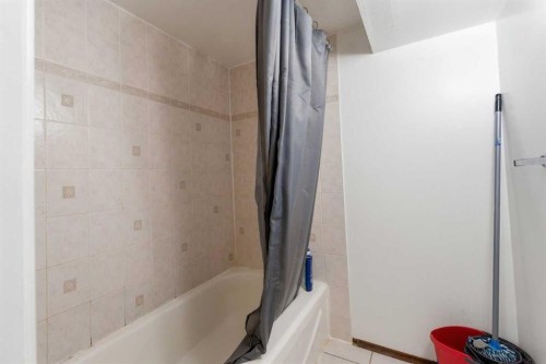 8119 Ranchview Drive Nw, Calgary, AB - Indoor Photo Showing Bathroom