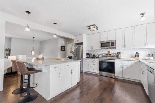 8411 Silver Springs Road Nw, Calgary, AB - Indoor Photo Showing Kitchen With Upgraded Kitchen