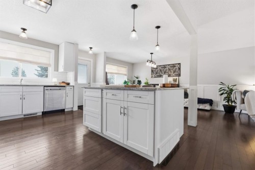 8411 Silver Springs Road Nw, Calgary, AB - Indoor Photo Showing Kitchen