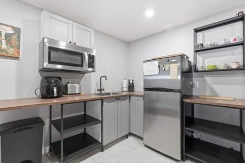 8411 Silver Springs Road Nw, Calgary, AB - Indoor Photo Showing Kitchen