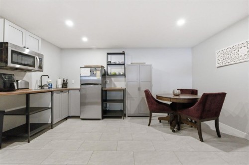 8411 Silver Springs Road Nw, Calgary, AB - Indoor Photo Showing Other Room