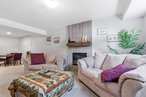 8411 Silver Springs Road Nw, Calgary, AB - Indoor Photo Showing Living Room