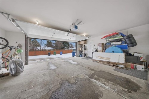 8411 Silver Springs Road Nw, Calgary, AB - Indoor Photo Showing Garage