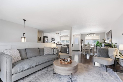 8411 Silver Springs Road Nw, Calgary, AB - Indoor Photo Showing Living Room