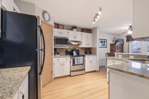 158 Saratoga Close Ne, Calgary, AB - Indoor Photo Showing Kitchen With Stainless Steel Kitchen