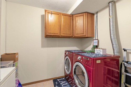 158 Saratoga Close Ne, Calgary, AB - Indoor Photo Showing Laundry Room