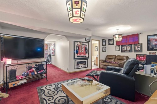 158 Saratoga Close Ne, Calgary, AB - Indoor Photo Showing Living Room