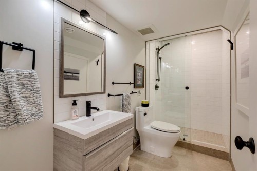 1927 12 Street Sw, Calgary, AB - Indoor Photo Showing Bathroom