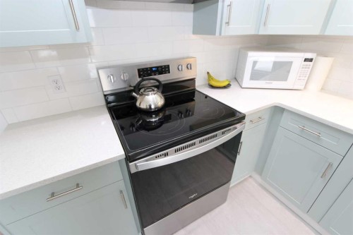 6719 Coach Hill Road Sw, Calgary, AB - Indoor Photo Showing Kitchen