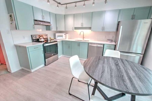 6719 Coach Hill Road Sw, Calgary, AB - Indoor Photo Showing Kitchen