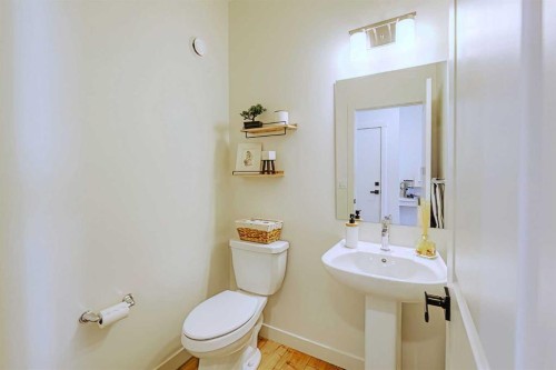 25 Belmont Green Sw, Calgary, AB - Indoor Photo Showing Bathroom
