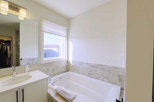 25 Belmont Green Sw, Calgary, AB - Indoor Photo Showing Bathroom