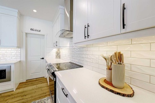 25 Belmont Green Sw, Calgary, AB - Indoor Photo Showing Kitchen