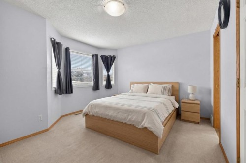 14 Hidden Ranch Hill Nw, Calgary, AB - Indoor Photo Showing Bedroom