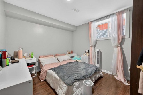 14 Hidden Ranch Hill Nw, Calgary, AB - Indoor Photo Showing Bedroom