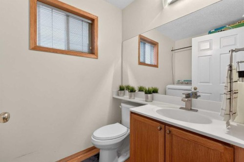 14 Hidden Ranch Hill Nw, Calgary, AB - Indoor Photo Showing Bathroom