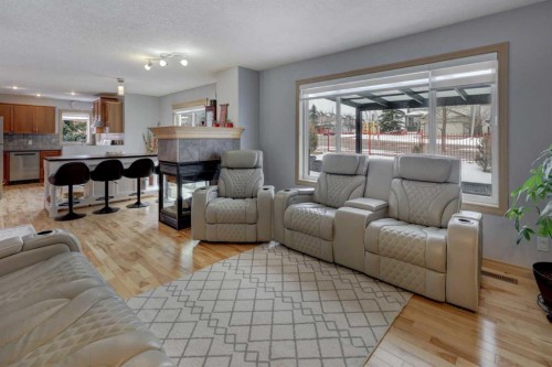 115 Rockledge Terrace Nw, Calgary, AB - Indoor Photo Showing Living Room