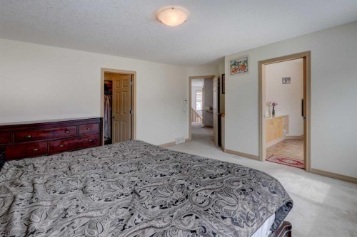 115 Rockledge Terrace Nw, Calgary, AB - Indoor Photo Showing Bedroom