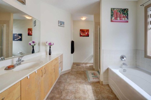 115 Rockledge Terrace Nw, Calgary, AB - Indoor Photo Showing Bathroom