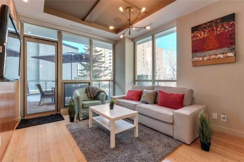 204-701 3 Avenue Sw, Calgary, AB - Indoor Photo Showing Living Room