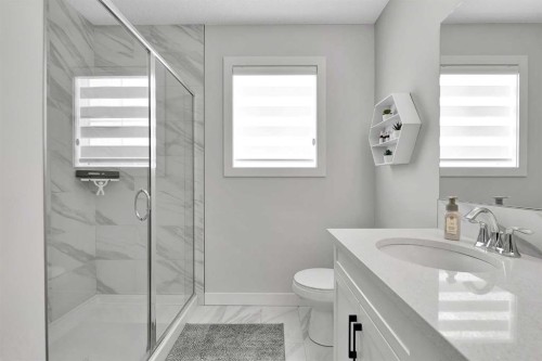 125 Emberside Hollow, Cochrane, AB - Indoor Photo Showing Bathroom