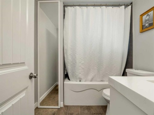 1509 4 Avenue North, Lethbridge, AB - Indoor Photo Showing Bathroom