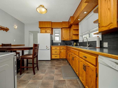 1509 4 Avenue North, Lethbridge, AB - Indoor Photo Showing Kitchen