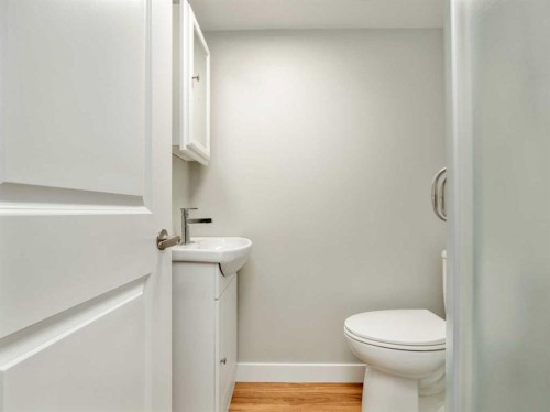 1509 4 Avenue North, Lethbridge, AB - Indoor Photo Showing Bathroom