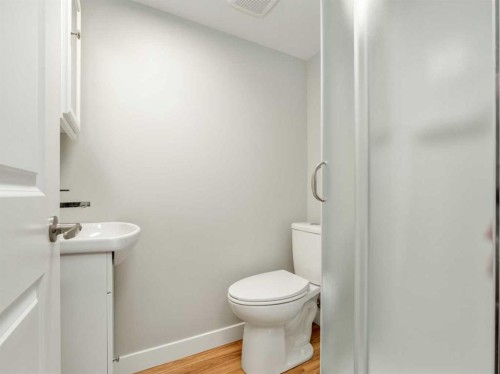 1509 4 Avenue North, Lethbridge, AB - Indoor Photo Showing Bathroom