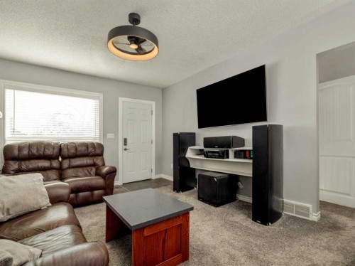 1509 4 Avenue North, Lethbridge, AB - Indoor Photo Showing Living Room
