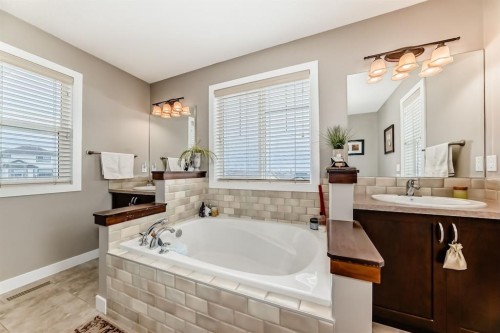 191 Pantego Close Nw, Calgary, AB - Indoor Photo Showing Bathroom