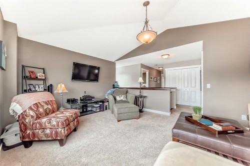 191 Pantego Close Nw, Calgary, AB - Indoor Photo Showing Living Room