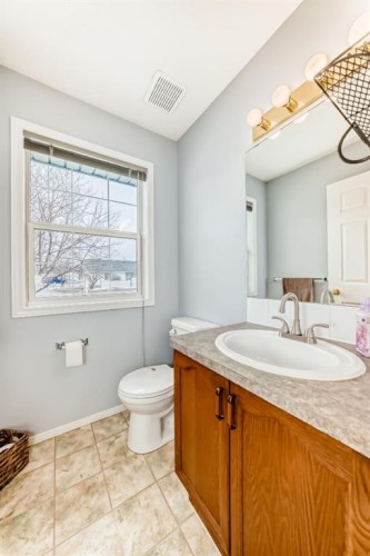 835 Westmount Drive, Strathmore, AB - Indoor Photo Showing Bathroom