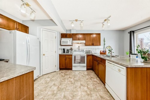 835 Westmount Drive, Strathmore, AB - Indoor Photo Showing Kitchen With Double Sink