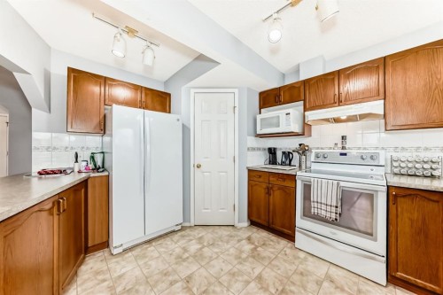 835 Westmount Drive, Strathmore, AB - Indoor Photo Showing Kitchen