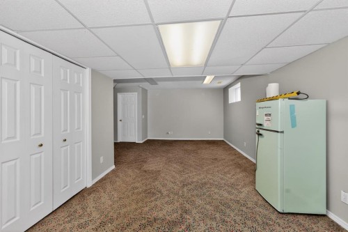 42 Royal Elm Drive Nw, Calgary, AB - Indoor Photo Showing Other Room