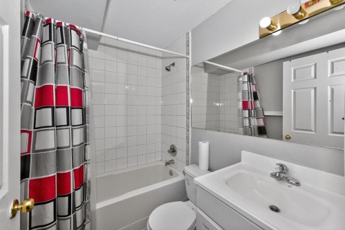 42 Royal Elm Drive Nw, Calgary, AB - Indoor Photo Showing Bathroom