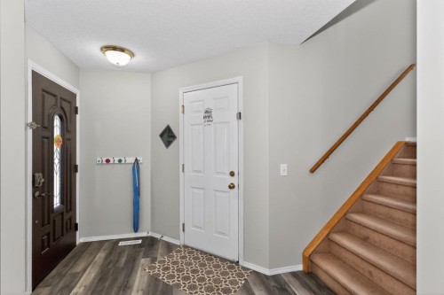 42 Royal Elm Drive Nw, Calgary, AB - Indoor Photo Showing Other Room