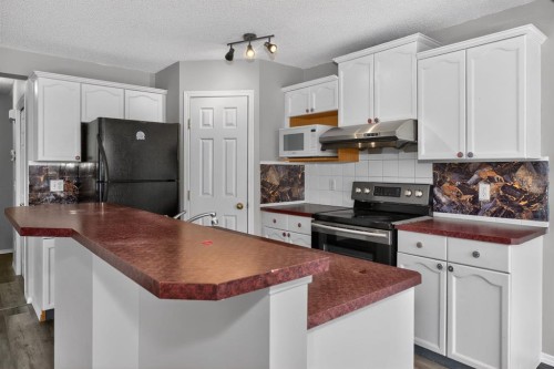 42 Royal Elm Drive Nw, Calgary, AB - Indoor Photo Showing Kitchen