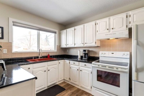 332 Avonburn Road Se, Calgary, AB - Indoor Photo Showing Kitchen