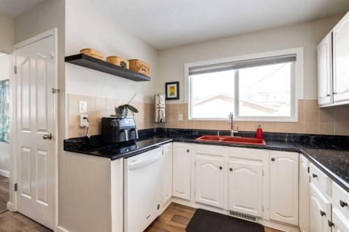332 Avonburn Road Se, Calgary, AB - Indoor Photo Showing Kitchen