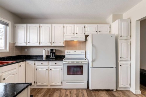 332 Avonburn Road Se, Calgary, AB - Indoor Photo Showing Kitchen