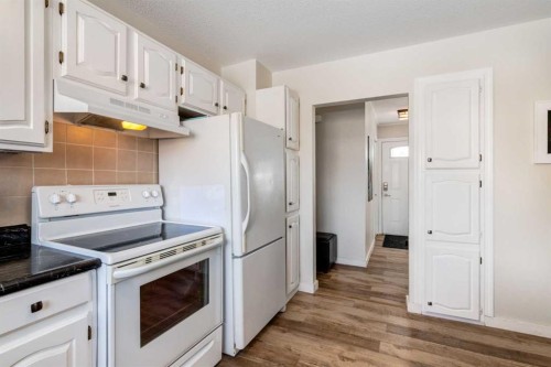 332 Avonburn Road Se, Calgary, AB - Indoor Photo Showing Kitchen