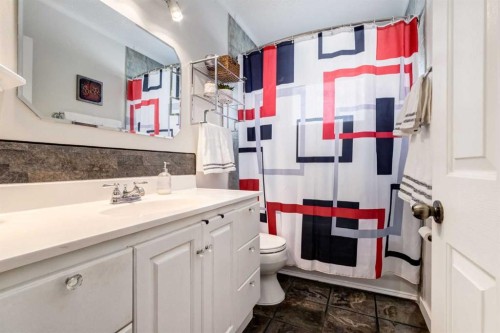 332 Avonburn Road Se, Calgary, AB - Indoor Photo Showing Bathroom