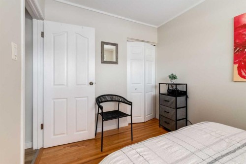 332 Avonburn Road Se, Calgary, AB - Indoor Photo Showing Bedroom