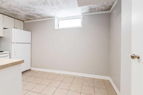 332 Avonburn Road Se, Calgary, AB - Indoor Photo Showing Kitchen